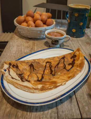 crêpe sucrée au chocolat avec une bolée de cidre