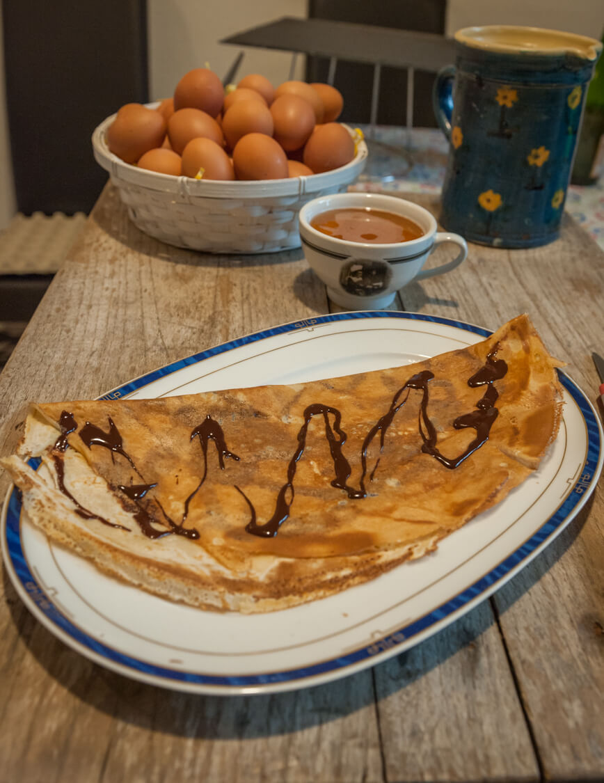 crêpe sucrée au chocolat avec une bolée de cidre